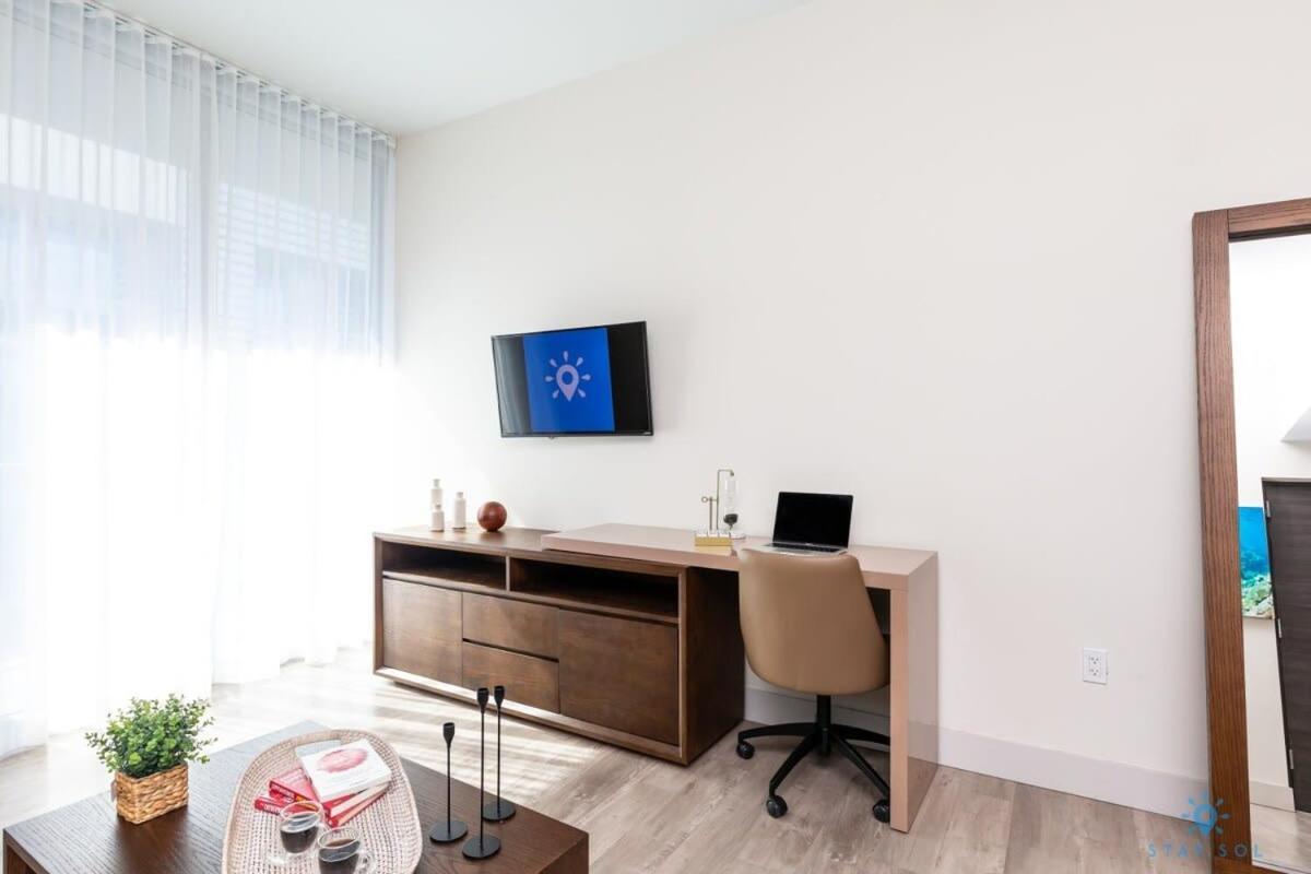 Near - Rooftop Pool - Hot Tub - Broad-walk Apartment *